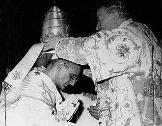 Paulus VI crowned by cardinal Ottaviani