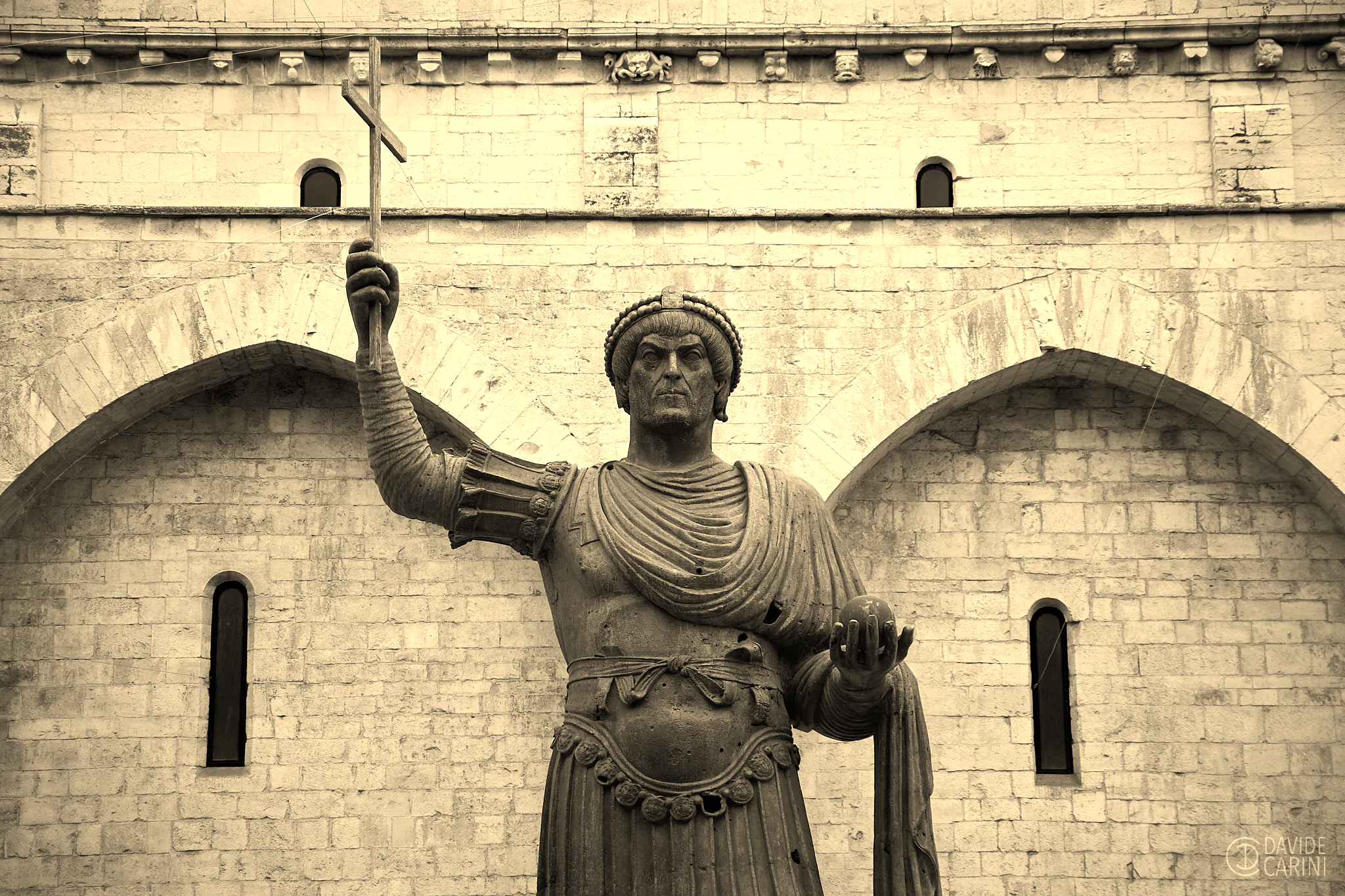 Neskoroantická socha cisára, pravdepodobne Herakleia  zvaná Kolos z Barletty vysoká viac ako 5 metrov, dovezená z Byzancie benátskymi obchodníkmi počas krížových výprav. - zdroj obrázku: World History Encyclopedia